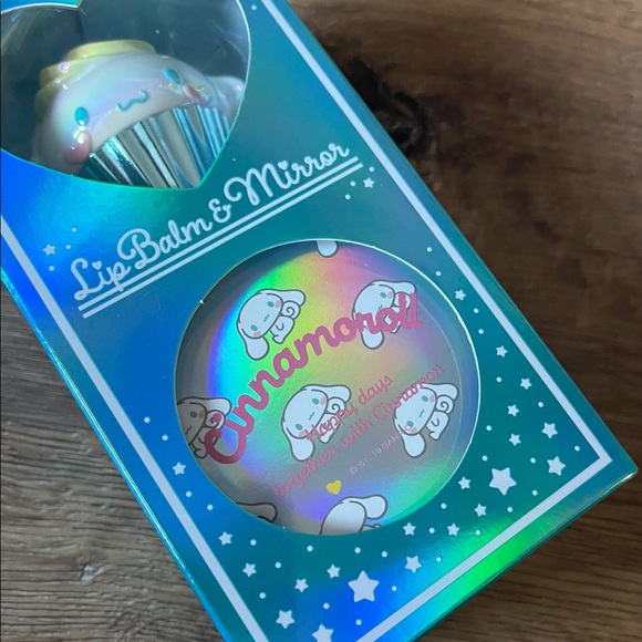 CINNAMOROLL-NWT Lip Balm & Mirror Set - Picture 7 of 8